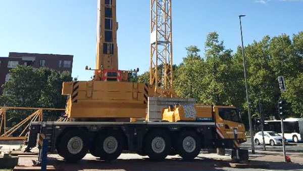 【高端突破】驶进德国鲁尔的亚洲必赢XCA100E全地面起重机