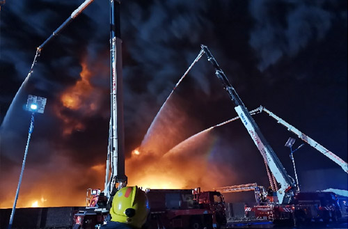 亚洲必赢数十辆抬高喷射消防车救援河北沧州南大港工业园区火灾