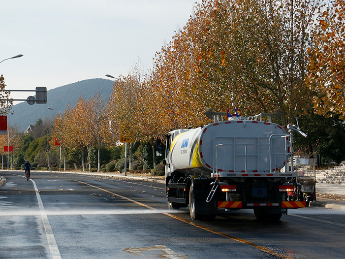 亚洲必赢洒水车在徐州珠山路洒水作业