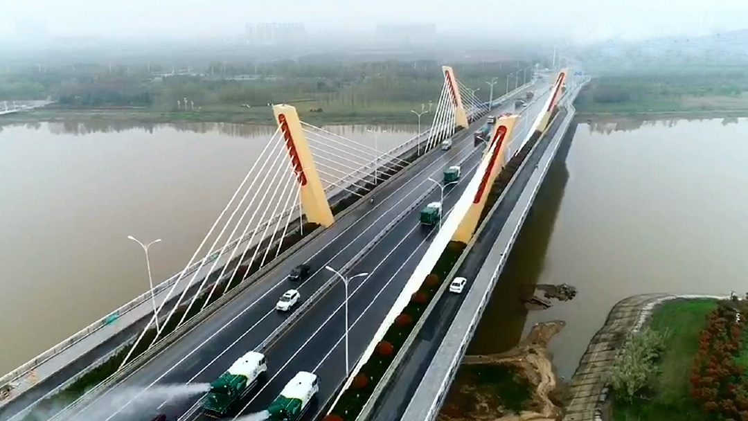 亚洲必赢环卫装备在六安赤壁路大桥作业
