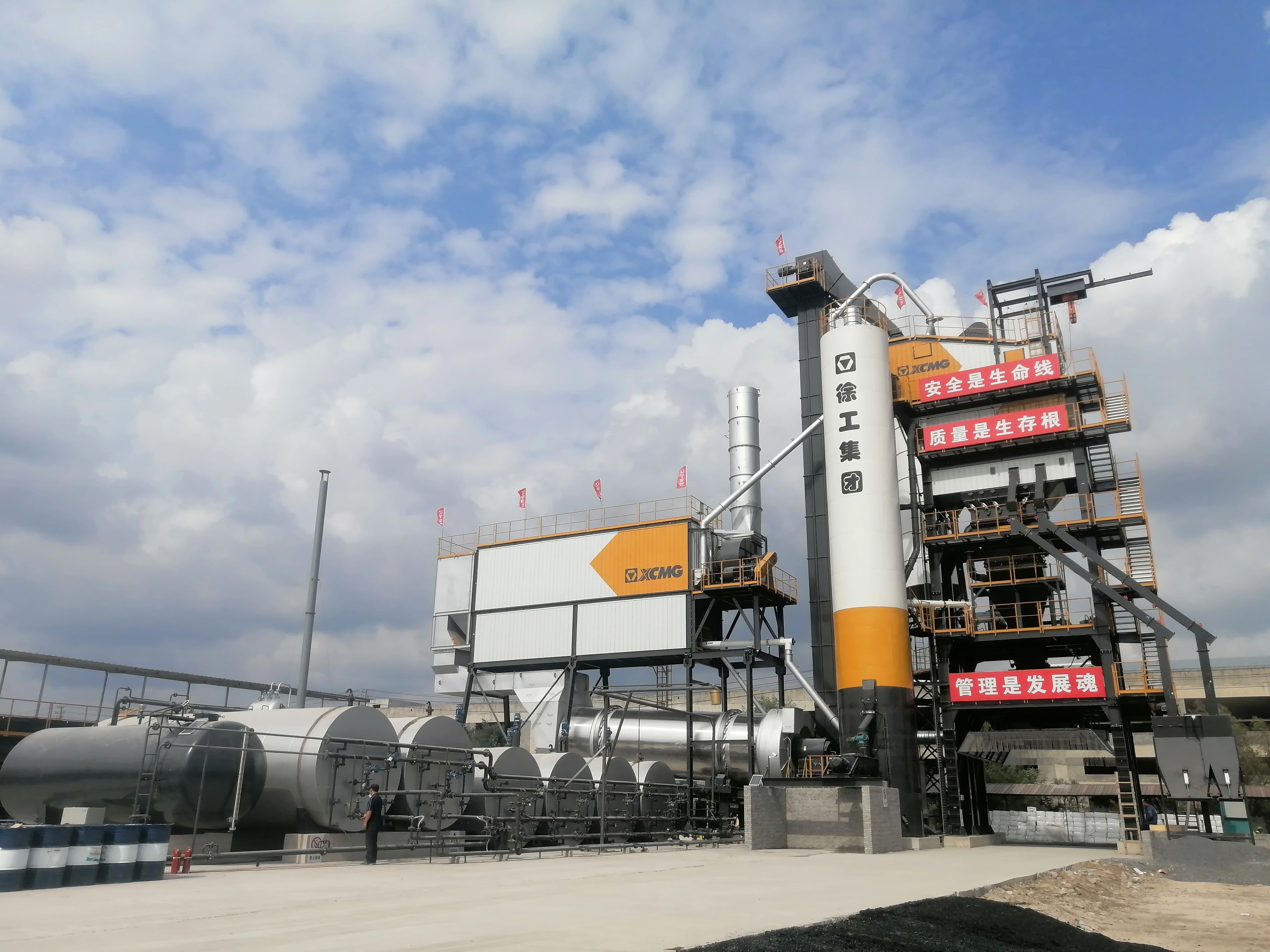 亚洲必赢4000型沥青站 在鹤大高速大显身手！