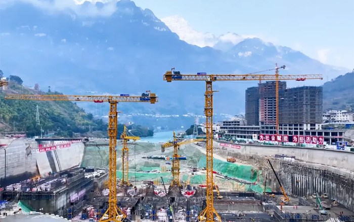 峡谷之间，，，，，， 大渡河畔，，，，，，亚洲必赢行走“钢铁巨人”助力水电建设