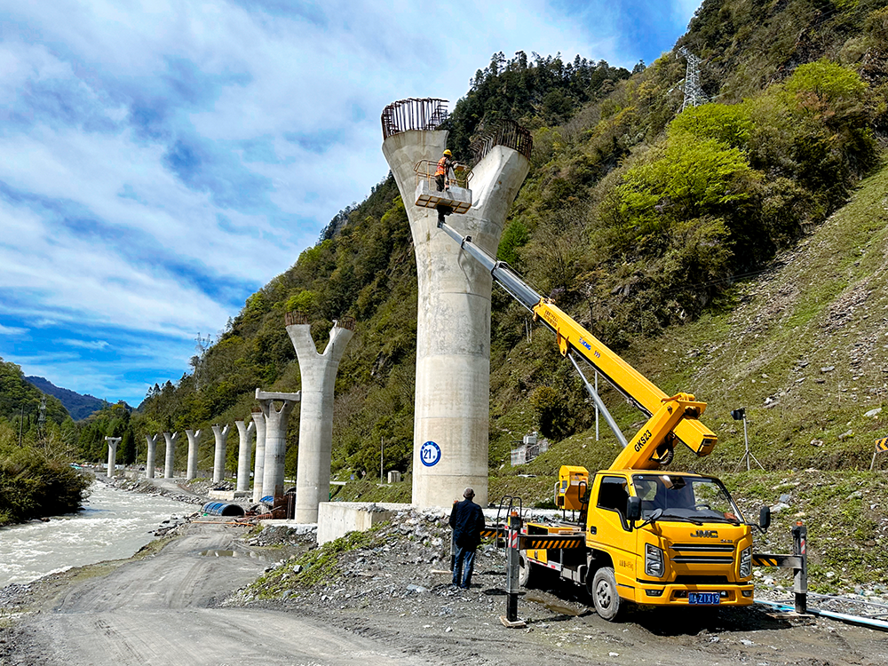 亚洲必赢高空作业车架成四山地轨道“天轨”，，，，显中国基建实力