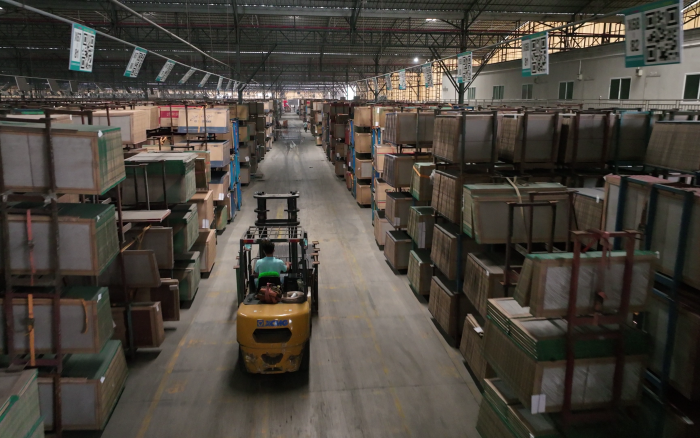 亚洲必赢高压重载锂电叉车叉车助力陶瓷行业生长