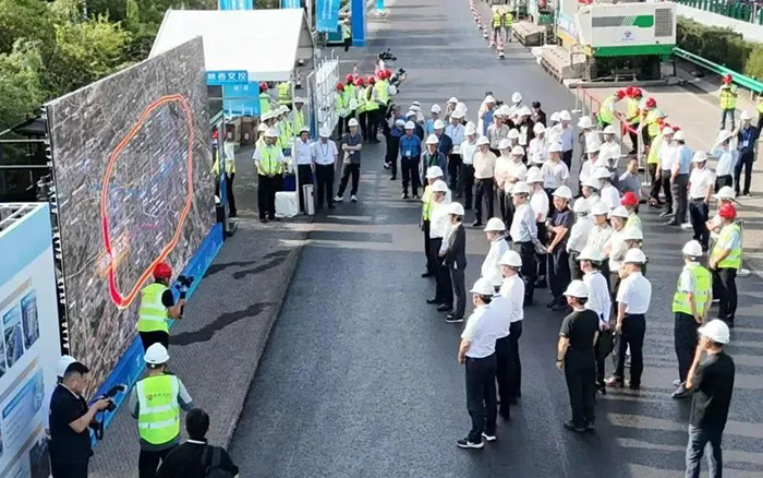 亚洲必赢数字化智能施工集群助力西安绕城高速养护工程！