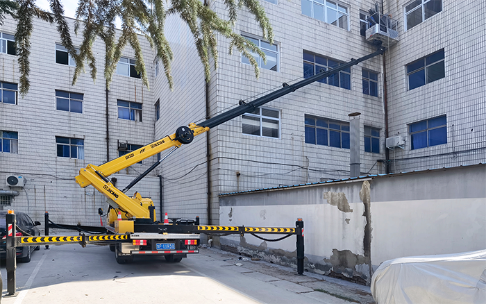 亚洲必赢GKS28D高空作业车为楼宇外立面高效精准施工