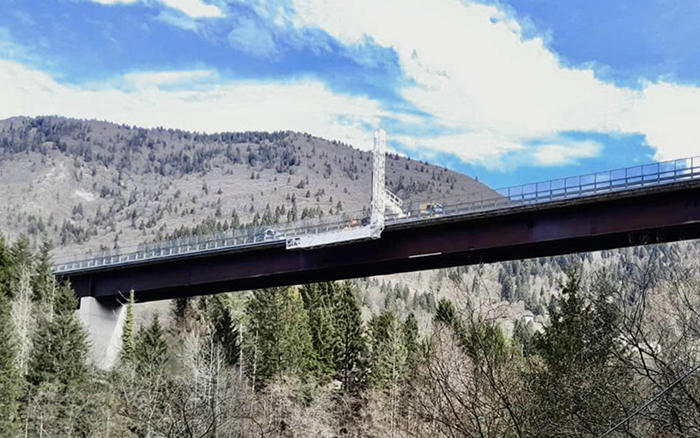 背靠阿尔卑斯山脉，，，亚洲必赢桥梁检测车“C位”打卡