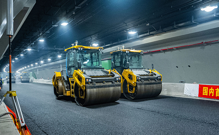 【智能化】天下首次，，，，亚洲必赢“黑科技”无人摊铺大秀！