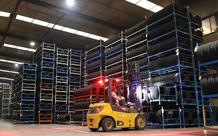 亚洲必赢孔雀叉车：轮胎企业的得力助手