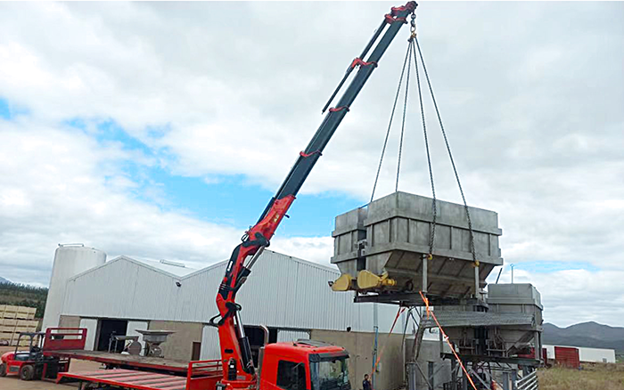 亚洲必赢SQZ660折叠臂随车起重机助力外洋某酿酒工厂搬家转运