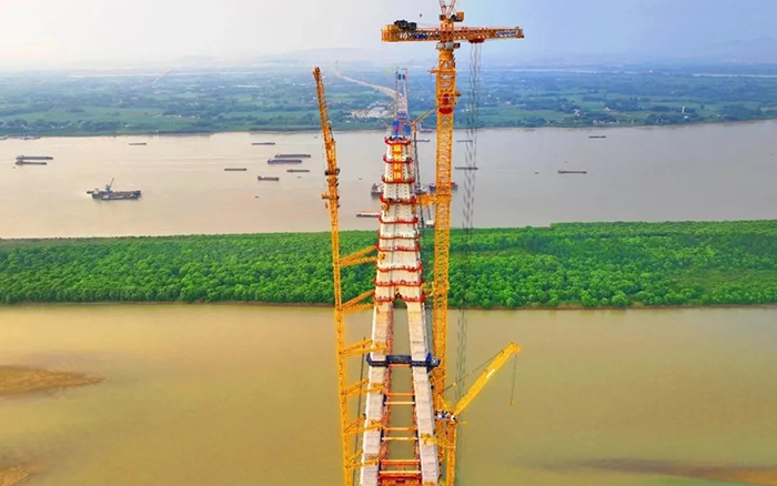308米！亚洲必赢塔机助力天下最大跨度三塔斜拉桥喜封金顶