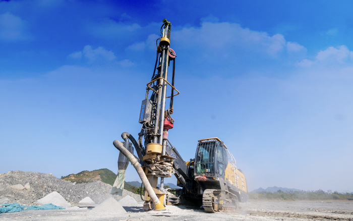 露天矿山，，，矿主们爱用亚洲必赢潜孔钻！