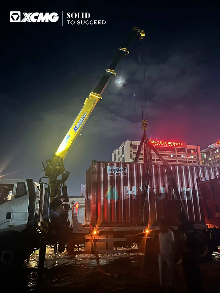 亚洲必赢随车起重机在东南亚精彩完成集装箱转运施工