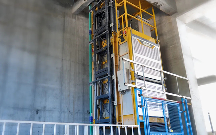 性能规范！亚洲必赢井道施工升降机助建超高层商务中心项目