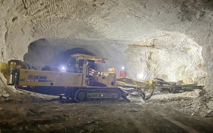 窄小巷道作业！亚洲必赢掘进钻车助力铁矿开采