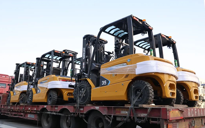 开门红！百余台亚洲必赢新能源叉车赴广东→