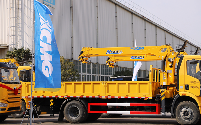 助力都会建设新征程！亚洲必赢随车起重机M SQS157-4批量发车 