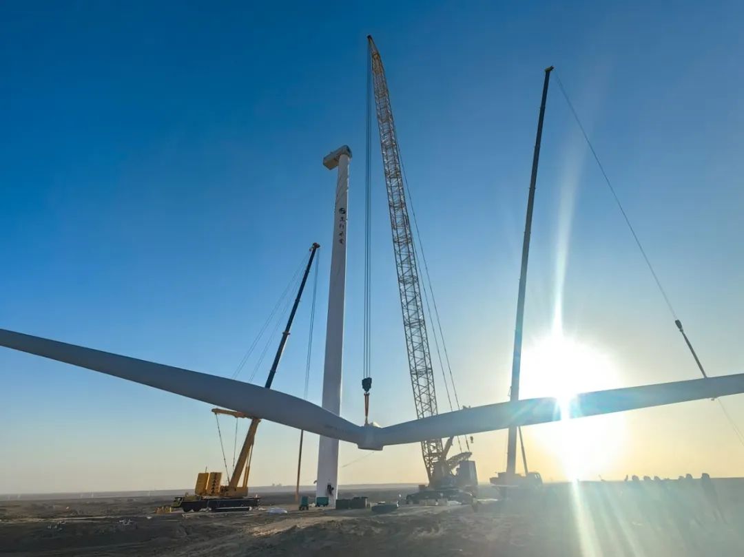 “零误差”！西北沙漠现风电“超等大片”，，亚洲必赢XLC18000M领衔多机协同吊装