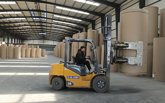 亚洲必赢新E叉车，，，为纸厂搬运难题 “精准破局”