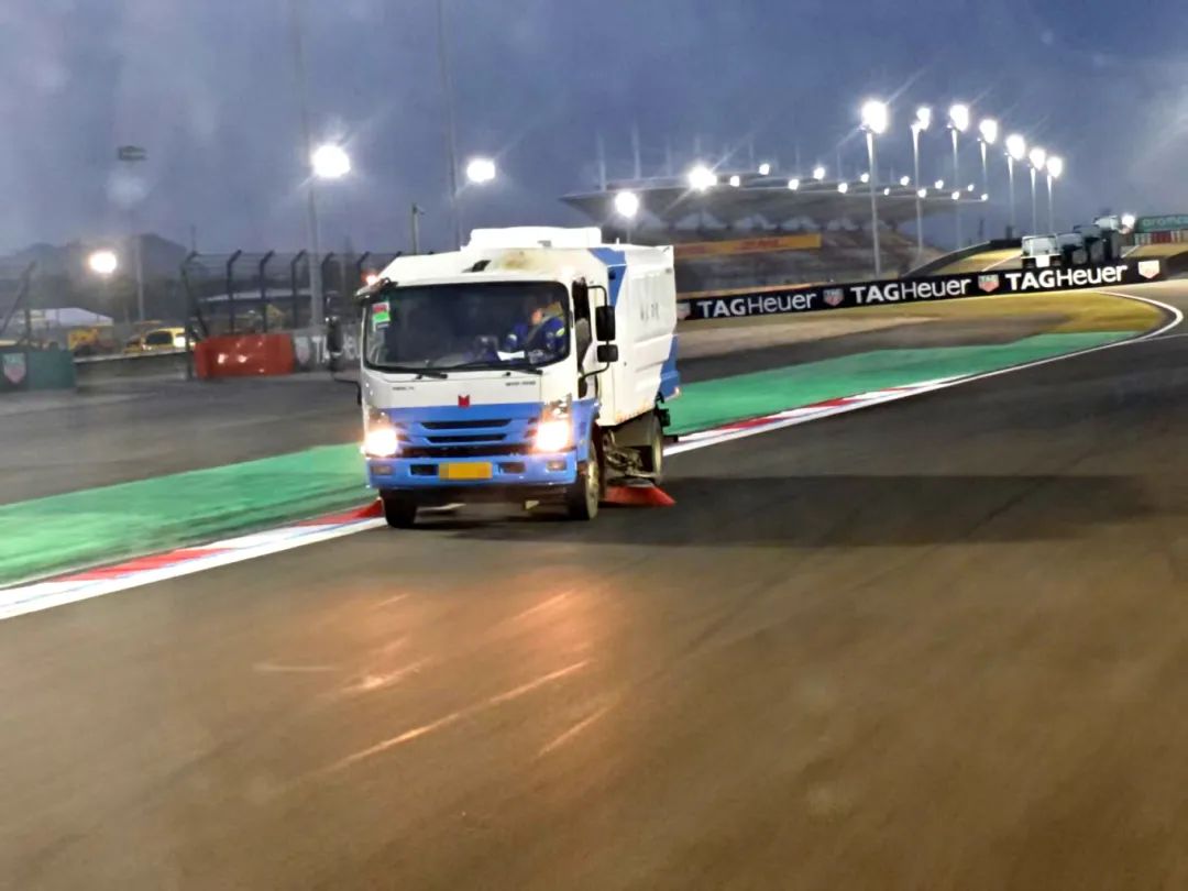 起猛了，，，，，，居然在上海F1赛场上看到了TA...