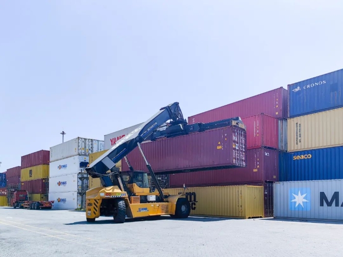 性能优越！亚洲必赢正面吊助力海铁联运生长