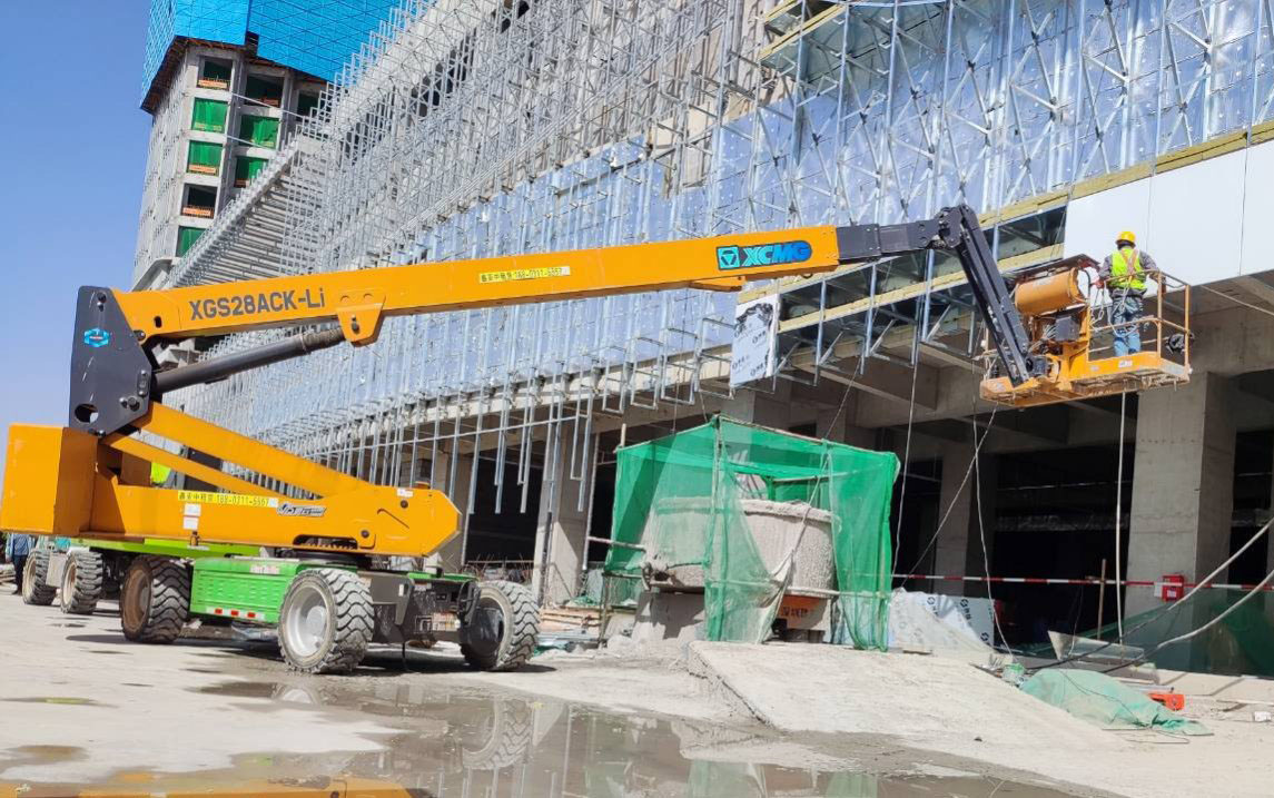 亚洲必赢高空利器，，，，，为河北邢台某新能源厂房建设 “加速”