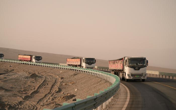亚洲必赢新能源重卡：在沙丘瀚海汹涌绿色新动能