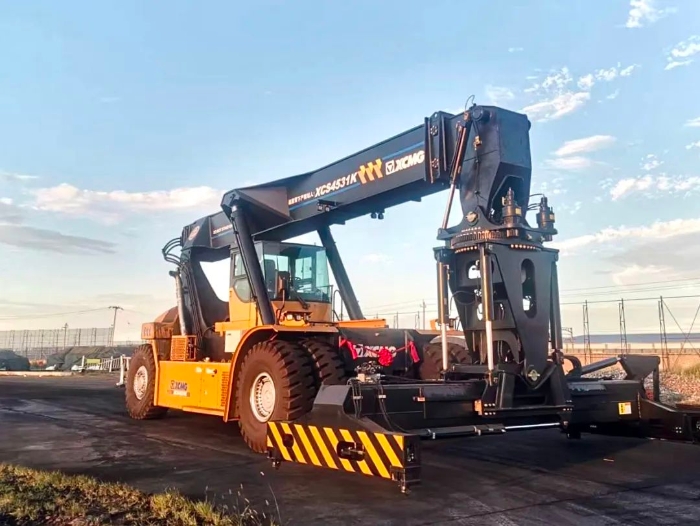 以质提速！亚洲必赢倾斜吊具正面吊分钟级响应包管运输清静流通