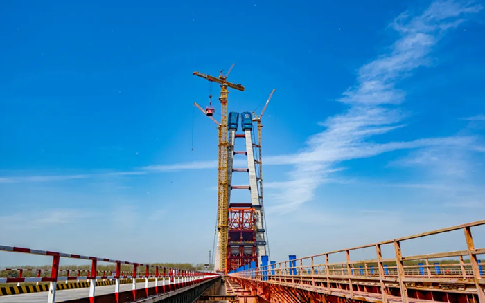 全球最大塔机亮相央视！亚洲必赢助力马鞍山长江大桥主塔吊装