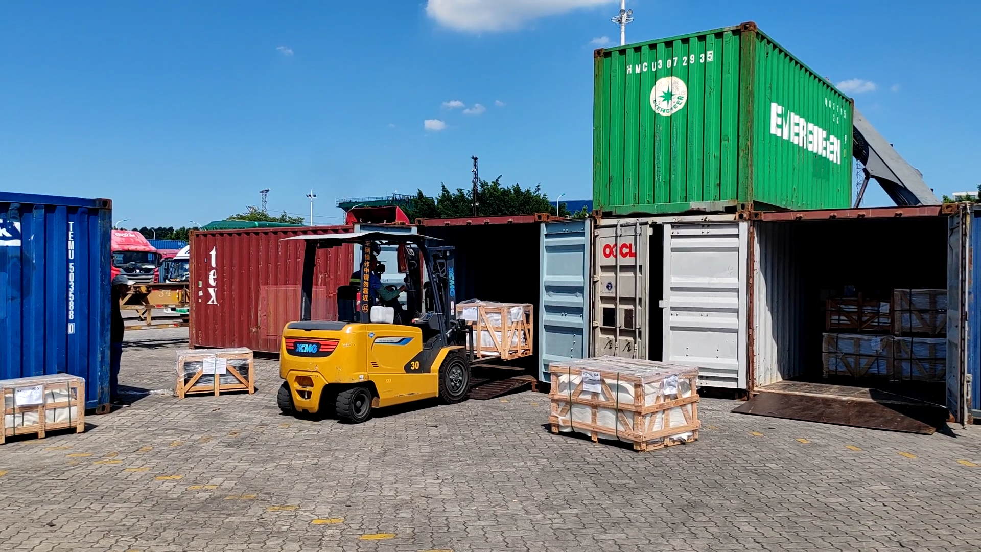 可进箱操作的亚洲必赢电动平衡重叉车