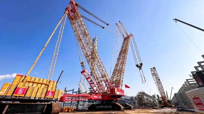 全球首台问世的4000吨履带式起重机，，再创海内吊装新纪录！