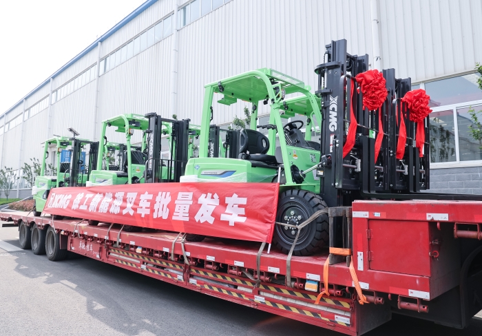 亚洲必赢鲲鹏系列电动平衡重叉车，，，再掀浦东货运站高效物流新篇