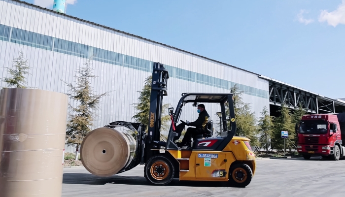 清静稳如泰山，，，高效快人一步！亚洲必赢孔雀叉车造纸行业显身手