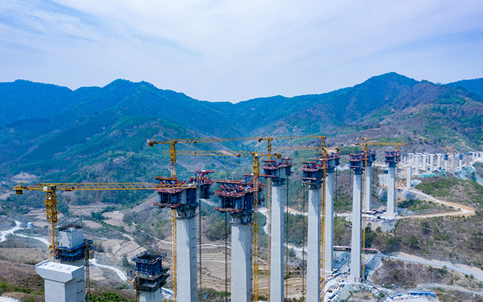 比肩青山接桂黔 公司产品群助建广西第一高墩