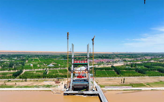 顺遂合龙 | 亚洲必赢塔机助建宁夏单跨跨径最大斜拉桥