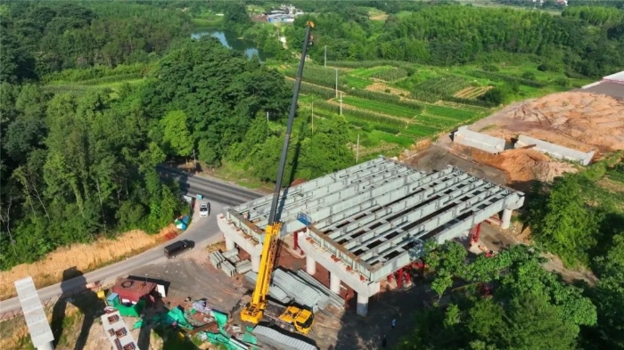 意会鄂赣新动脉！亚洲必赢G2代50吨新能源起重机首吊！
