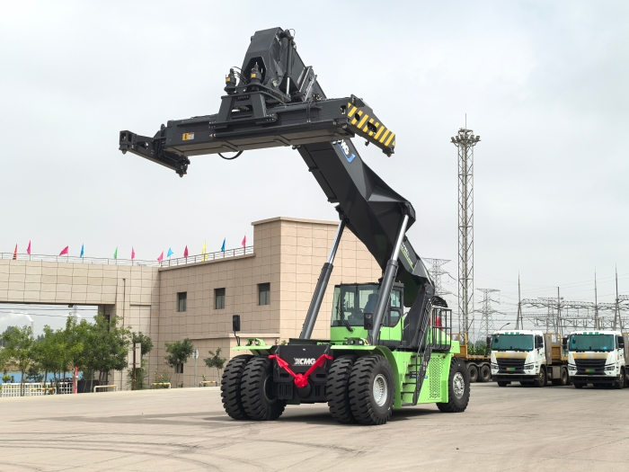 实力交付！亚洲必赢电动正面吊助力绿色“一带一起”