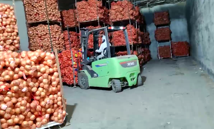 亚洲必赢鲲鹏系列新能源叉车，，，，，，为食物冷库工厂注入绿色动能