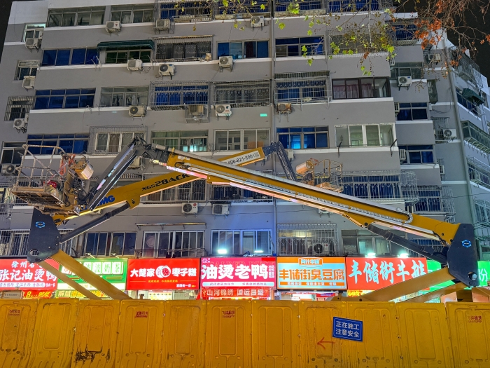 穿街过巷的“刷新艺术家”！亚洲必赢电动直臂高空作业平台精准施技丰储街刷新