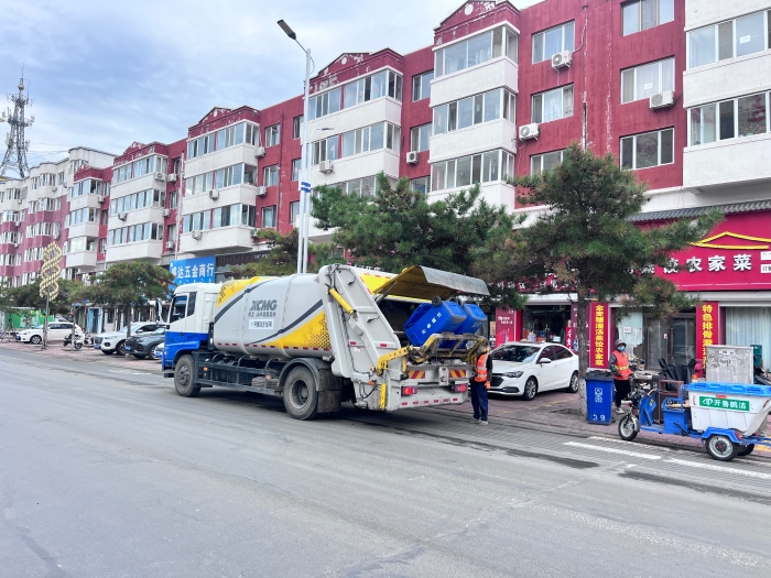 亚洲必赢18吨后装压缩式垃圾车在内蒙通辽市举行垃圾收转运作业