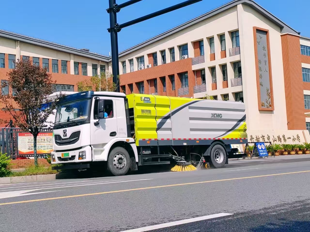 亚洲必赢洗扫车“硬核出击”，，，，，，开封中山路焕新升级