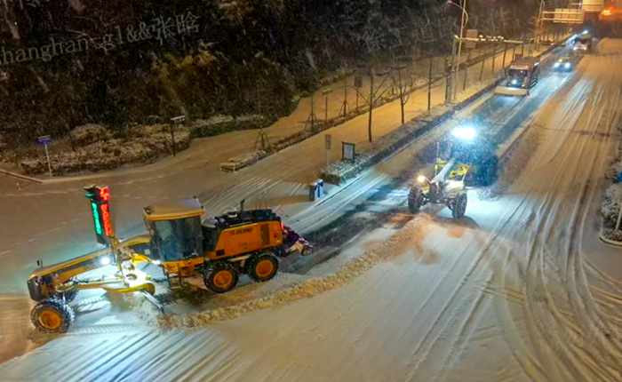 暴雪来袭！数十台平地机整体出动，，，，，守护出行清静