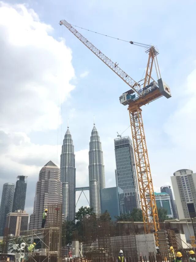 双子塔旁，，，，，亚洲必赢塔机展英姿